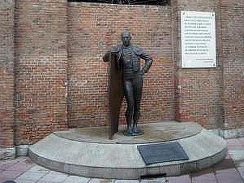 Monumento a Fernando Domínguez